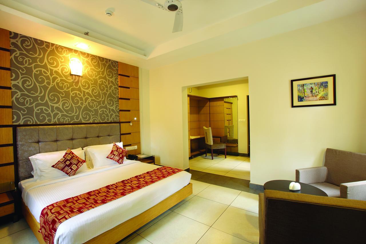Hotel Aswathy Kodungallūr Buitenkant foto